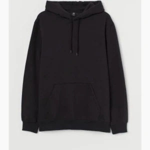 Svart hoodie - Säljer min svarta hoodie i storlek S feån H&M, ingen användning av den därav att jag säljer den! Jättefin och inga defekter. 60kr + frakt ☺️