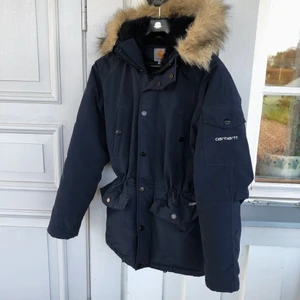 Carhartt vinterjacka - Säljer en jätte fin vinterjacka i märket carhartt. Modellen heter anchorage parka och är i storlek xs i färgen marinblå. Finns så man kan dra åt i midjan om man vill ha den tightare eller lösare. 