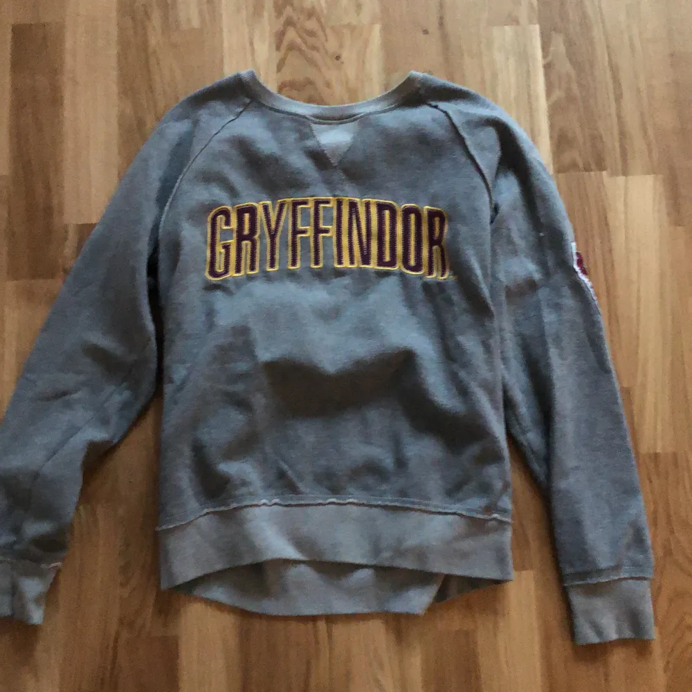 Gryffindor tröja, mjuk på insidan. Supermysig! Nypris 600kr köpt på Warner broS studio tour. Tröjor & Koftor.