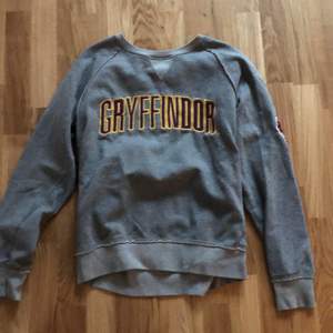 Gryffindor tröja, mjuk på insidan. Supermysig! Nypris 600kr köpt på Warner broS studio tour