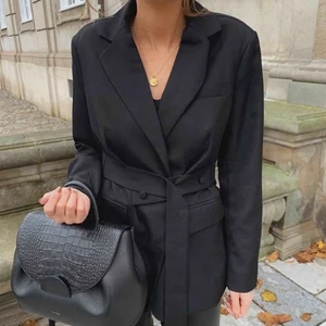 Blazer  - Säljer denna super fina blazern från Gina tricot, annvänt få gånger, är i super fint skick! 