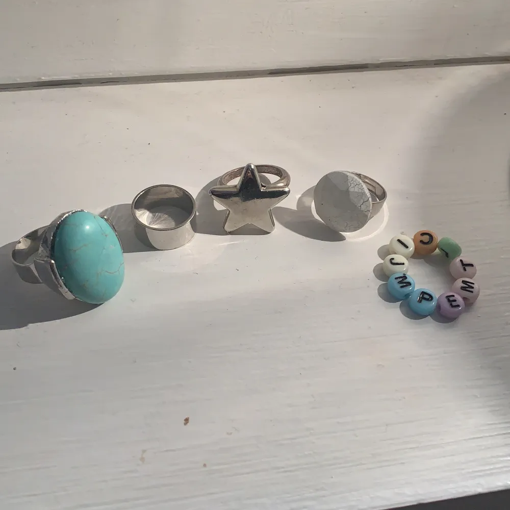 säljer några ringar, den blåa (såld) och den vita är justerbara💕50kr för 1 ring (stjärnring såld). Accessoarer.