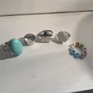 säljer några ringar, den blåa (såld) och den vita är justerbara💕50kr för 1 ring (stjärnring såld)