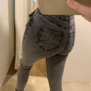 Gråa byxor!! - Skiit snygga gråa jeans ifrån primark! Köpta i början av detta året i london 😍 endast använd 1 gång 