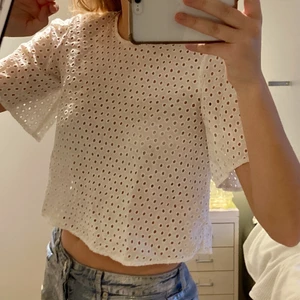 Blus - Sååå fin vit blus som tyvärr inte längre kommer till användning😊 köpt för några år sedan och använd fåtal gånger strl XS men passar S också gulnat lite i färgen men absolut inget man tänker på😇 säljer för 60kr frakt tillkommer 