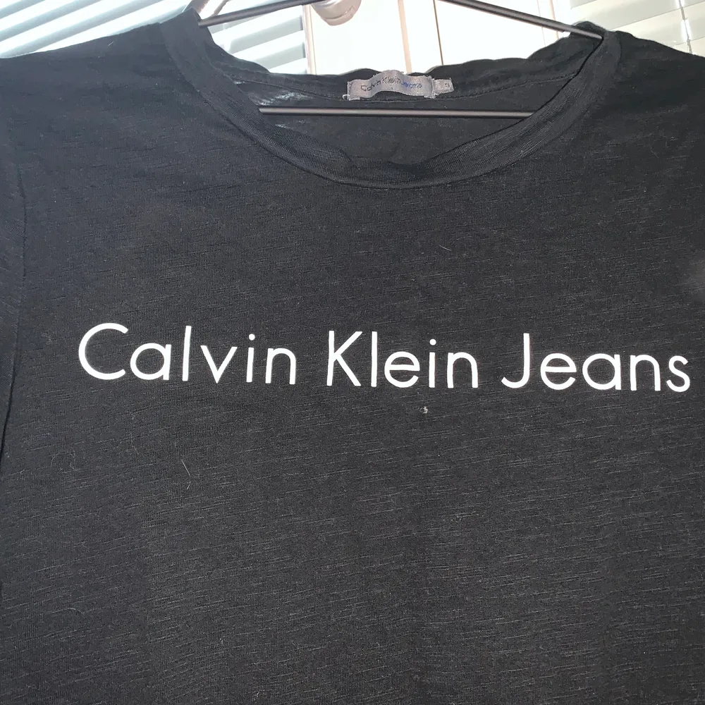 Två styckna Calvin Klein T-shirtar i svart och vit i exakt samma modelle. Ganska gamla men inte använda på nått år. 50kr var eller 70kr tillsammans❤️. Skjortor.