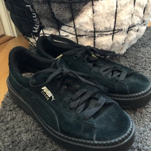 Puma - Mörkgröna, storlek 38. Knappt använda så bra skick. Frakt 100 kr