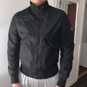 G star Raw - Bra skick. Har använts ett fåtals gånger. Nypris: 3999kr väldigt sällsynt bombarjacka. Billigare vid snabbaffär. Pris går och diskutera 