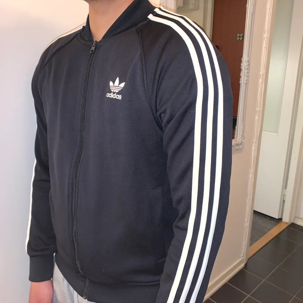 Adidas HELT OANVÄND. Nypris: 700. Billigare vid snabbaffär. Pris går och diskutera.. Hoodies.