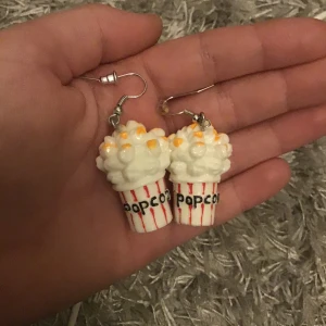 Popcorn Örhängen. - Shein örhängen, fina, roliga, har limmat dom med super lim så dom sitter väldigt bra och kommer nog inte lossna, köparen står för frakten.