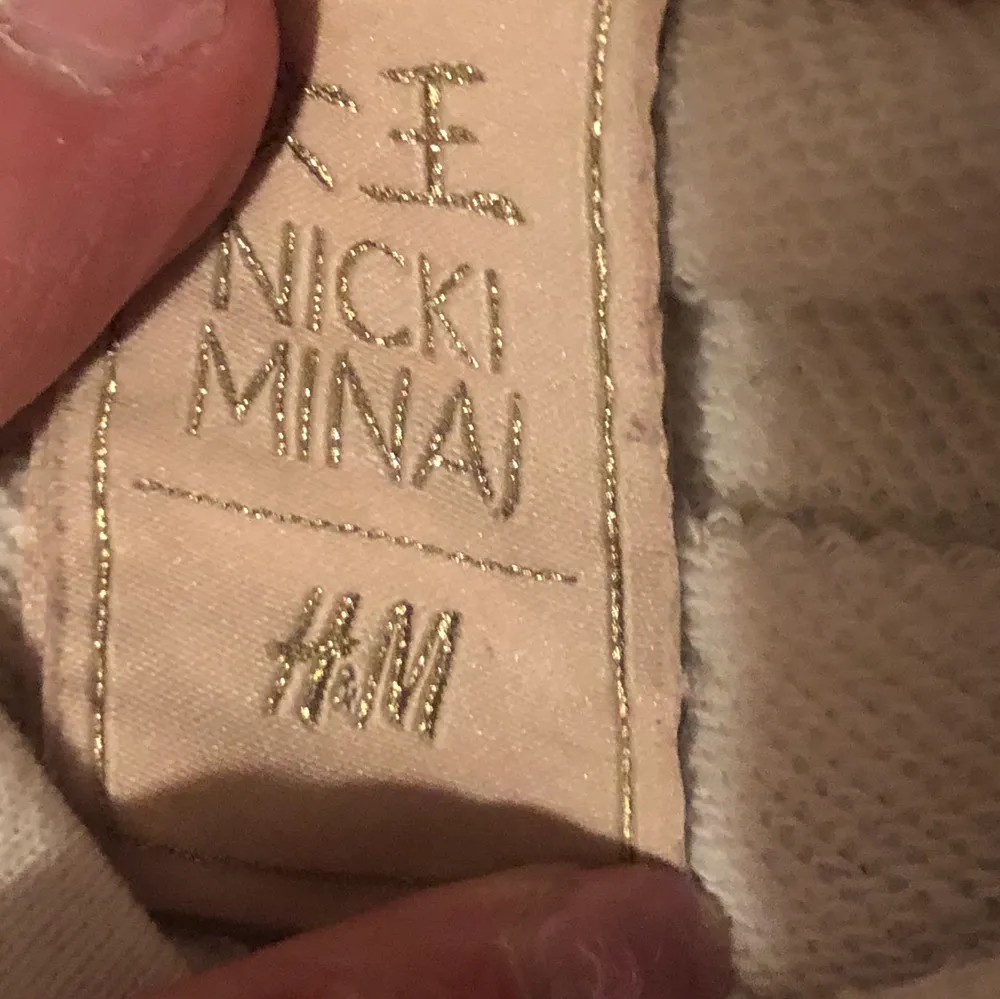 Nicki Minaj X h&m tröja, storlek M. Hund och katt finns i hemmet. . T-shirts.