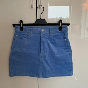 Kort blå Manchesterkjol  - Kort blå Manchesterkjol från H&M, köpt förra sommaren men säljer den pga av att den aldrig har kommit till användning:/ sitter fint på en och sitter still på en:) Frajten ingår i priset!