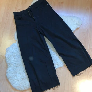 Wide jeans - Vida svarta byxor från Zara. Säljer pga att de inte används längre + att de är ganska korta på mig som är 180 lång. Skriv för mer info, bilder osv💗 Frakt runt 50 kronor.