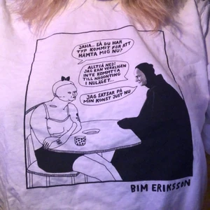 Tröja av Bim Eriksson  - Svincool långärmad T-shirt med Bim Erikssons teckningar. Köpt i hennes pop-up-butik för ett par år sedan men är i nyskick. 