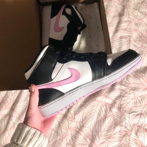 🌸Air Jordan - Artic Pink🌸 - Köpta på JD Sport - är helt nya och kvitto finns!  ✨Perfekt julklapp för den som har storlek 38,5!✨                                                                 🎀Säljer för 1849:-🎀