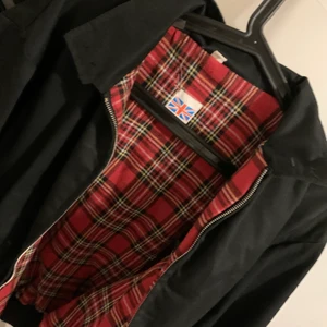 Jacka - En lite punk/grunge jacka, stl S men har en likadan fast M/L. Betalning sker via swish, köpte står för ev frakt (JAG HAR DEN ÄVEN I VINRÖD OCH GRÖN Stl S, skriv om du vill se dom!)