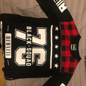 New Yorker, long fit.  - Långärmad tröja ganska lång i bra skick. Det står black squad och 76 på framsidan.