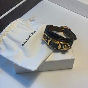 Ett mörkblått Balenciaga armband med gulddetaljer inköpt 2018 i Paris. Dustbag tillkommer vid köp. Armbandet är använt ett få tal gånger och är i mycket fint skick. Säljes för 600 kr.