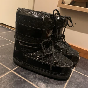 Moon boots  - Supersnygga skor från Ella Cruz, storlek 38/39 men skulle säga att den passar mer en 38. Nyskick då jag använt dem vid 1 tillfälle 🤍bud på 1000