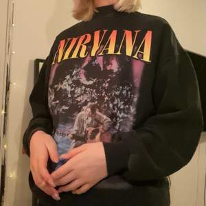 En jättesnygg sweatshirt från hm med bandet nirvana, ”albumet” unplugged in New York. Och låtar🥰 den har en liten polo krage så perfekt för vintern :) den är endast använd två gånger så i stort sätt som ny!