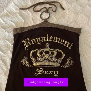 Linne - HÖGSTA BUD: 120kr + frakt! Bud avslutas idag 21:00!💗💕 Skitcoolt linne som tyvärr inte är min stil! Öppen i ryggen, står ingen storlek men skulle gissa på medium. Pris + 42kr frakt, hör av er vid frågor! 🦋 