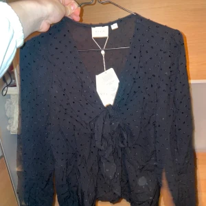 VILA blus - Fin blus på rätt person, för kort för mig som är 180. Kostade 400 säljer för 50. 