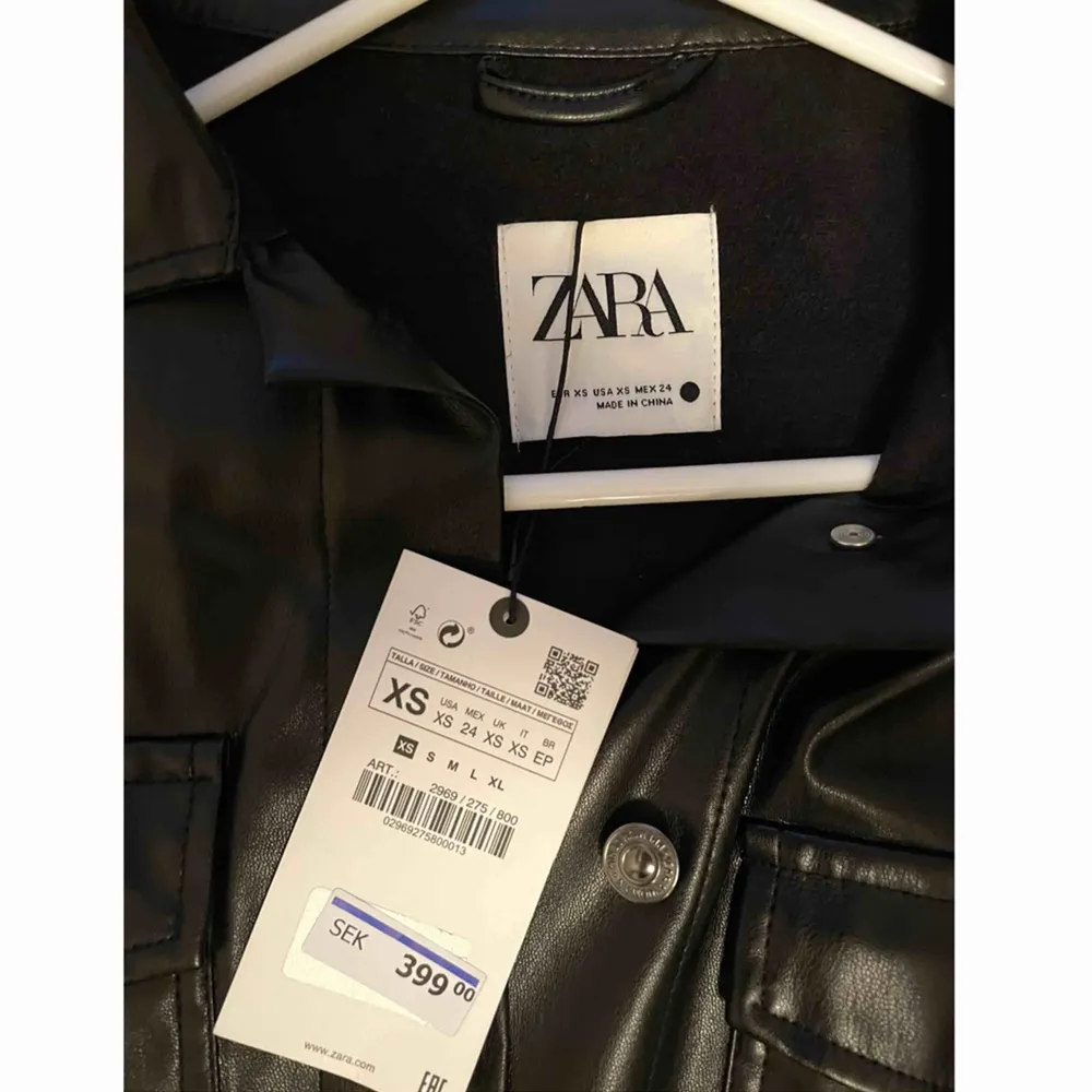 Oanvänd croppad skinnjacka från Zara i storlek xs✨ säljer för att den aldrig kom till användning och är därför alldeles ny, tyget inuti är mockad vilket gör den väldigt skön🖤 . Jackor.