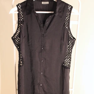 Svart Kortare klänning från Nosiy May - svart kortare klänning från Nosiy May i fint skick! storlek: S  Direkt pris: 35kr, Skriv buden till mig privat eller kommentera på bilden! Buda med minst 5kr varje gång ✨(Alla bud är välkomna) Köpare står för frakten (Du bestämmer vilket paket så länge det uppfyller vikt och storleks kraven)