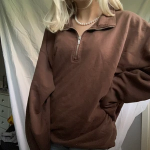 Brun pullover - Brun tröja från Brandy Melville som inte kommer till användning, en oversized tröja som har nypriset 350+tull (ca). Mysig och trendig!