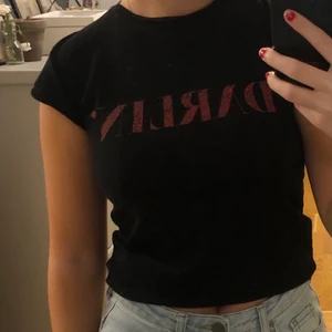 Tshirt  - Svart T-shirt med tryck, köparen står för frakten