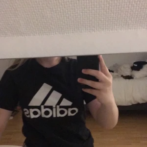 Adidas t-shirt  -  Svart adidas t-shirt som är i storleken 164. Används rätt så många gånger men är i bra skick Säljer för den kommer inte till användning längre. 