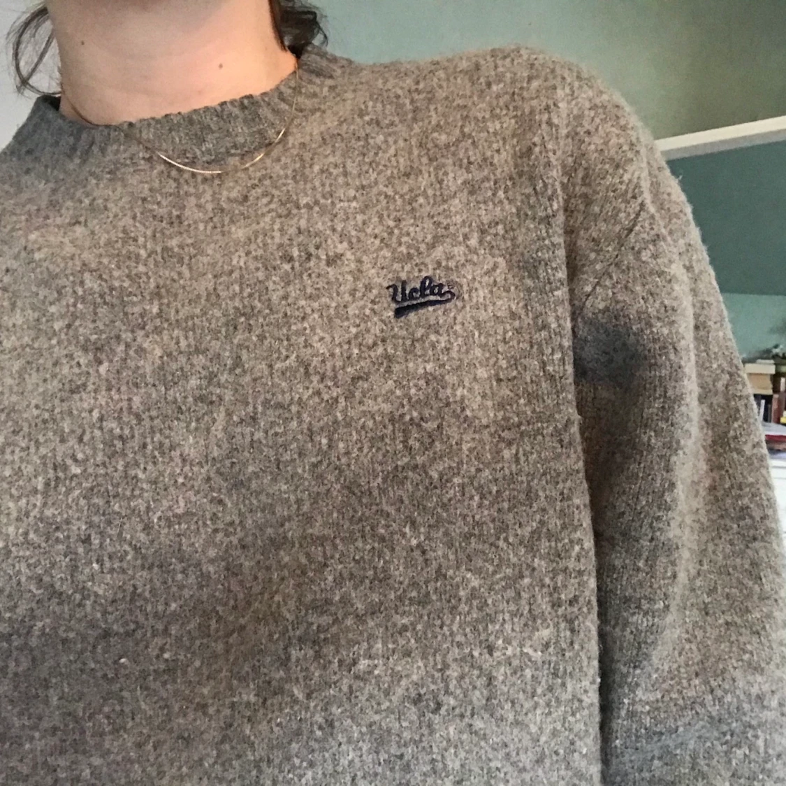 Stickad tröja med UCLA-logga. - 91