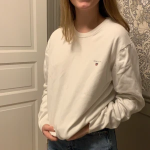 Vit gant sweatshirt - Jättesnygg vit gant sweatshirt som inte har kommit till användning, storlek M och sitter bra. Inga defekter, skriv för mer bilder och information. 