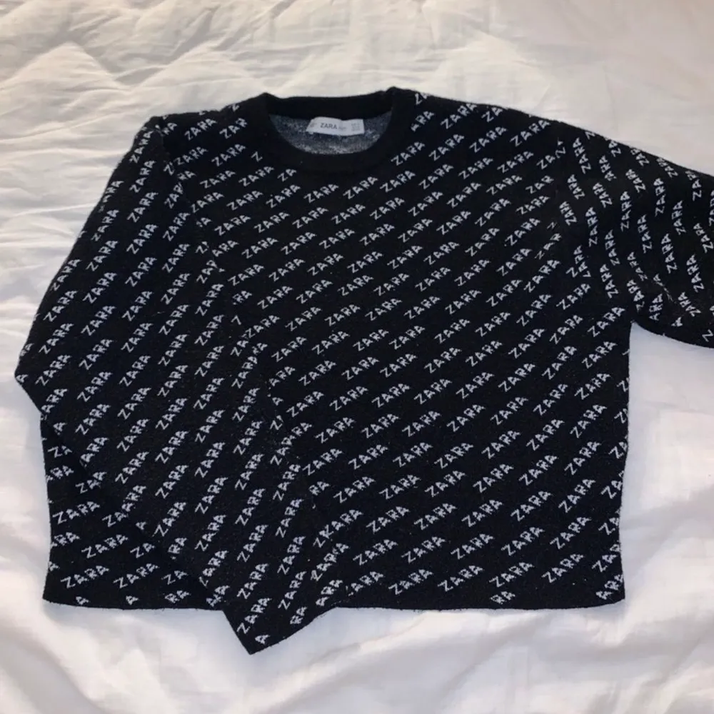 En svart sweatshirt med Zara loggan. Aldrig använd. Kan mötas upp i Jönköping annars tillkommer fraktkostnad🤍. Tröjor & Koftor.