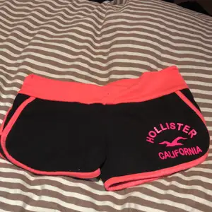 Fina svarta och rosa hollister shorts. 