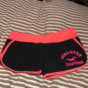 Hollister shorts storlek xs  - Fina svarta och rosa hollister shorts. 