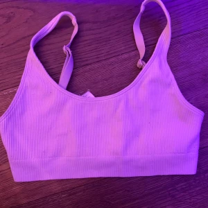 Topp från weekday - En fin topp från weekday har nästan aldrig använt.  Köpte den för 150kr