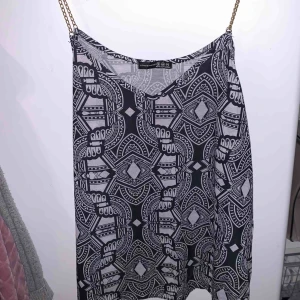 Linne  - Ett superfint linne från Primark i London för endast 99kr + frakt. ”Guldkedjor” som axelband. Aldrig använd :) 