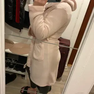 Hi, I have a pink bathrobe for sale from Esotiq. I wore it occasionally. I want to spend money from my sales on food for animals from a shelter.