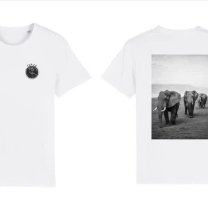 T-shirt - Vit T-shirt gjord av 100% ekologisk ringspunnen och kammad bomull med elefantmotiv! Kika in på vår instagram för mer information: @ferus_uf