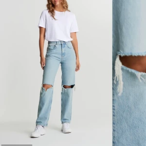 90s jeans Gina Tricot💗 - Säljer mina jeans ifrån Gina Tricot för dom kommer ej till användning!!💗 Nypris: 599kr ✨ Jag är 170cm! FÖRST TILL KVARN