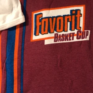 Tight tröja med retro motiv  - ❌SÄNKT PRIS! (Gäller till 8/1)❌En tight tröja med retro motiv jag fyndat secondhand. Har själv använt den en gång bara. Står ingen storlek men skulle gissa på s/xs typ. Köparen står för frakten:)