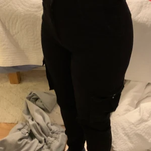 madlady cargo pants - cargobyxor från madlady, relativt använda men passar inte mig längre tyvärr. superfina. 