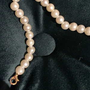 Handgjorda pärlhalsband - Jag gör pärlhalsband som du själv väljer mönster på! Jag gör halsbanden av sötvattenpärlor, träpärlor, metallpärlor och berlocker med blixtar, hjärtan och stjärnor. Vill du se mer bilder så finns det på instagramen @ebbasparlor 