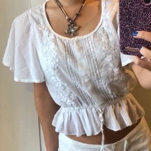 Blus - Säljer denna söta blus, fraktar eller möts upp💗
