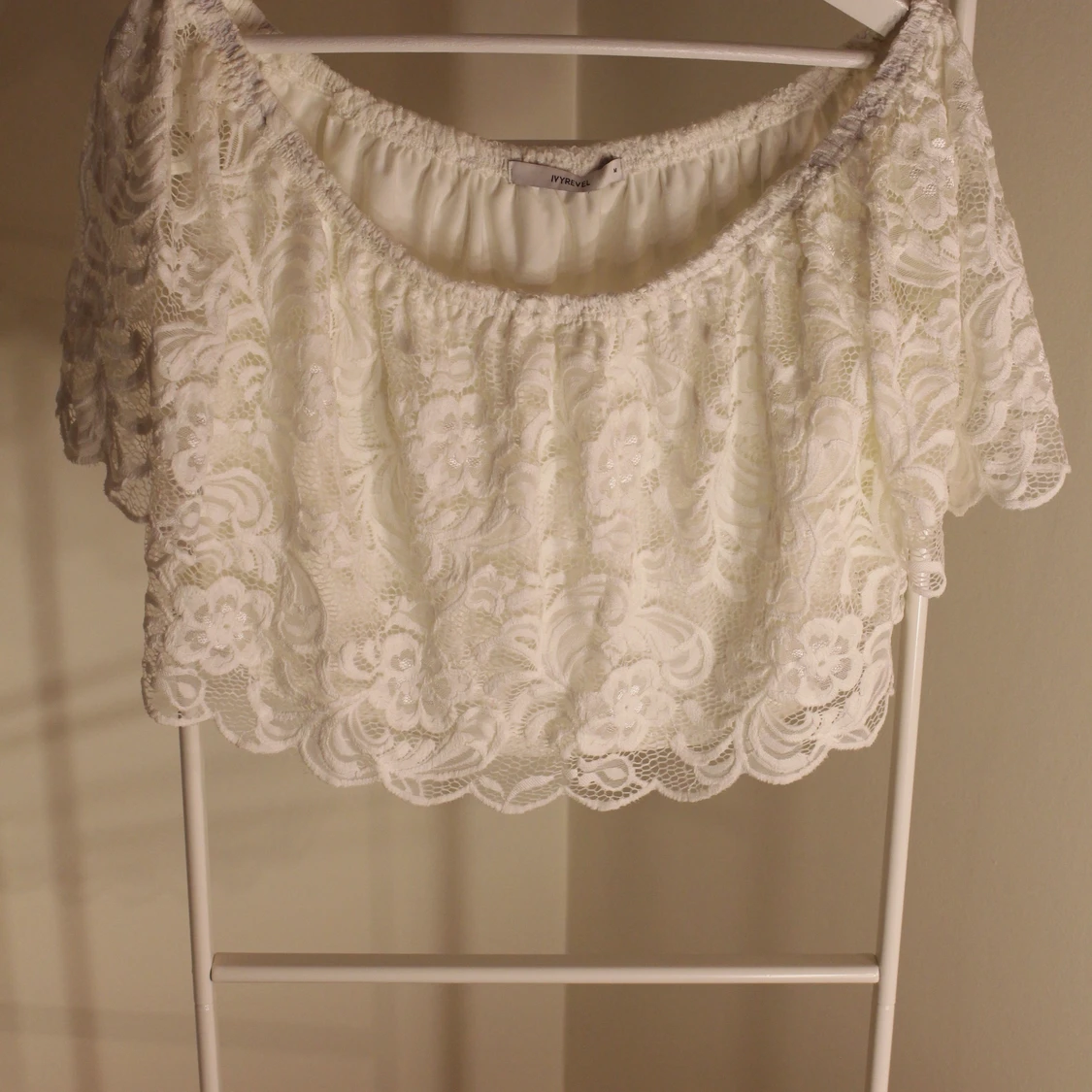 Croppad Vit Off Shoulder topp från Ivyrevel 