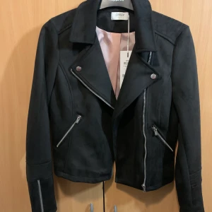 Mocka jacka  - Helt ny jacka från only i mocka-imitation, helt oanvänd. Kan skickas mot fraktkostnad 🚚