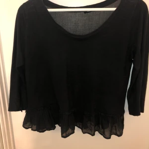 Svart topp från Tessie  - Svart topp från Tessie med volang 