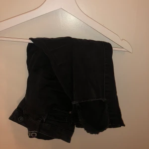 Jeans från Only  - Svarta jeans med hål på knäna från Only stl S