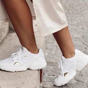 Adidas Falcon  - (Lånad bild) Har inga bilder med skorna så hör av dig för egna bilder vid intresse💜🦋 Använder dem allt för sällan för att ha kvar, därför är dem nästan i nyskick. Strl 38 men ganska stora så skulle även passa en 39🌸